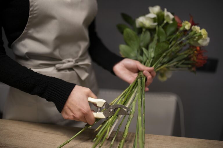 Os floristas que trabalham com funerais são responsáveis pela criação e fornecimento de arranjos florais para velórios, enterros e memoriais. Eles auxiliam as famílias na escolha de flores e designs que reflitam a personalidade e as preferências do falecido.